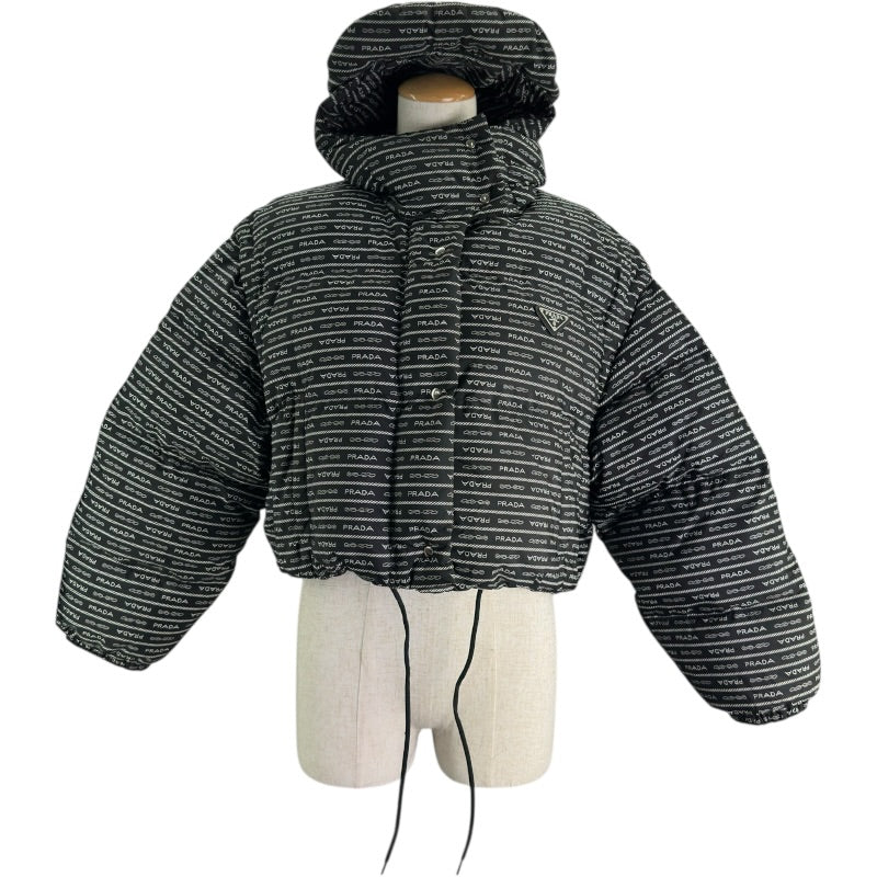 プラダ PRADA ロゴ総柄クロップドダウンジャケット 291973 ブラック