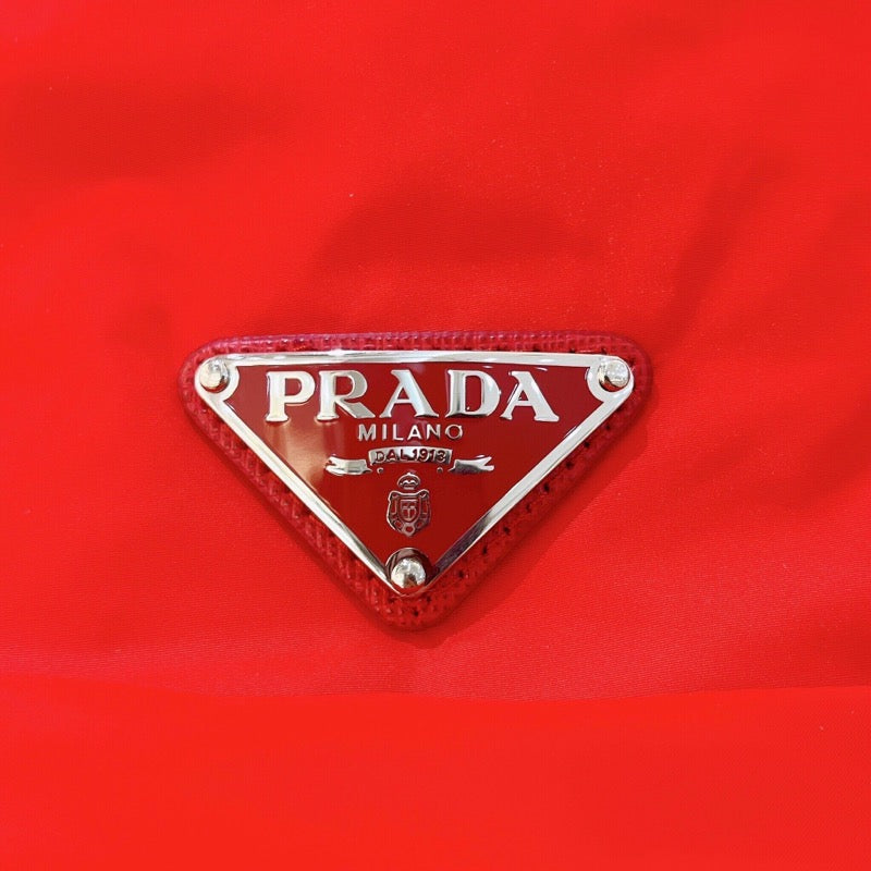 プラダ PRADA RE-NYLON トライアングルロゴ ナイロン パデット ハット 1HC248 レッド シルバー金具 バケットハット メ |  中古ブランドリユースショップ OKURA(おお蔵)