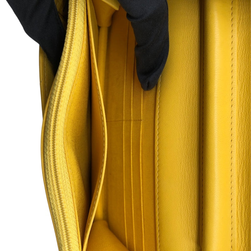 CHANELゴールドリボン1ロール50m Clutch with chain - Shiny lambskin & gold-tone metal, light