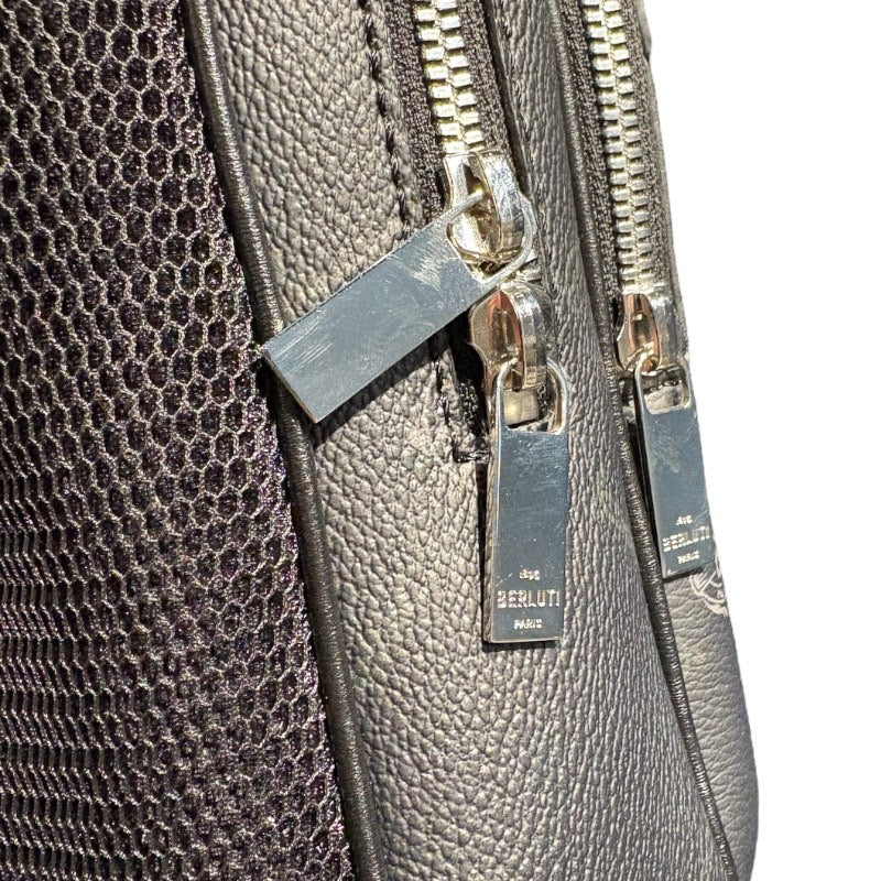 ベルルッティ Berluti ディスカバリー クロスボディバッグ ブラック シグネチャーキャンバス メンズ ボディバッグ