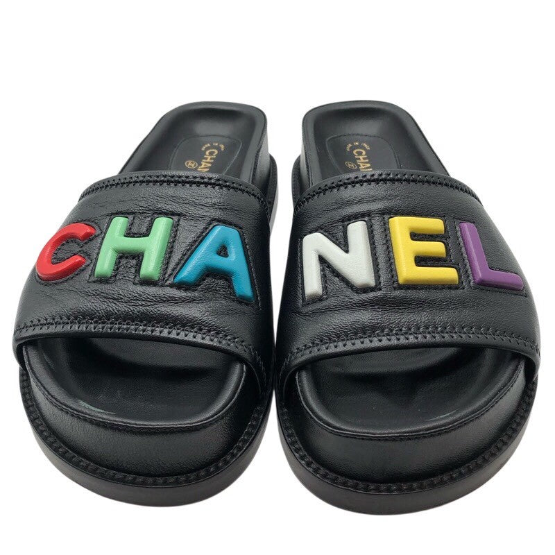 シャネル CHANEL マルチカラーロゴレザーフラットサンダル Q38933 レザー レディース サンダル
