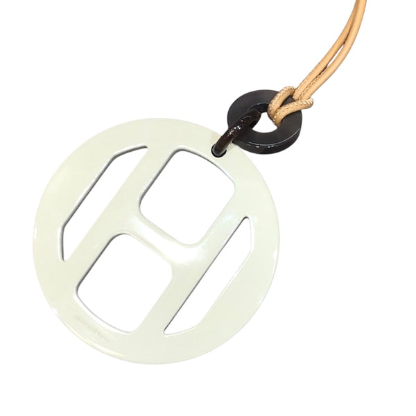エルメス HERMES Hエキップペンダント ベージュ・ライトブルー バッファローホーン アクセサリー