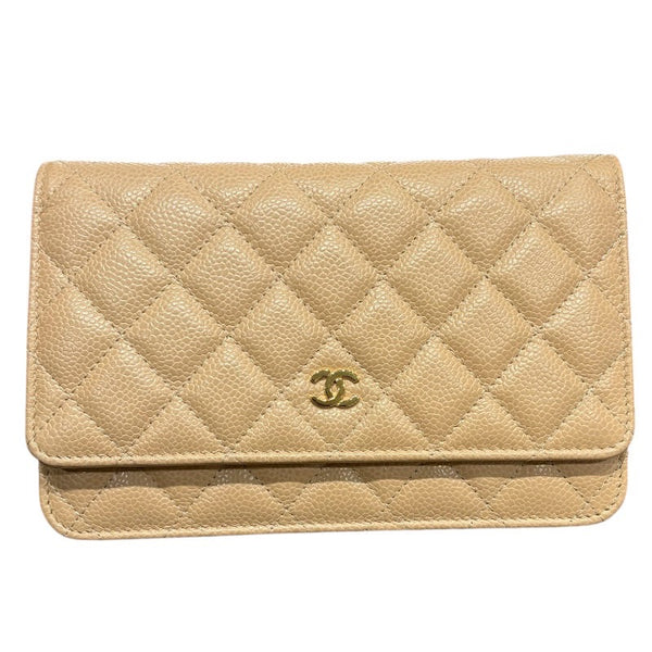 専用です CHANEL チェーンウォレット ベージュ エナメル チェーンウォレット ベージュ/ゴールド金具 ラフィア/レザー
