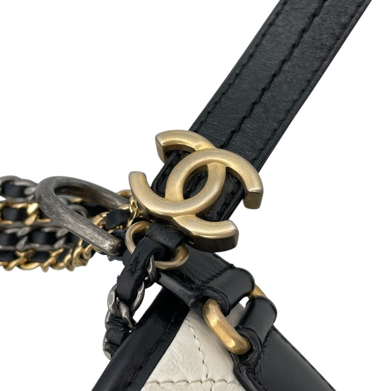 シャネル CHANEL ガブリエル ミディアム A93824 26番台 ホワイト ブラック  SV金具 GD金具 カーフレザー レディース ショルダーバッグ