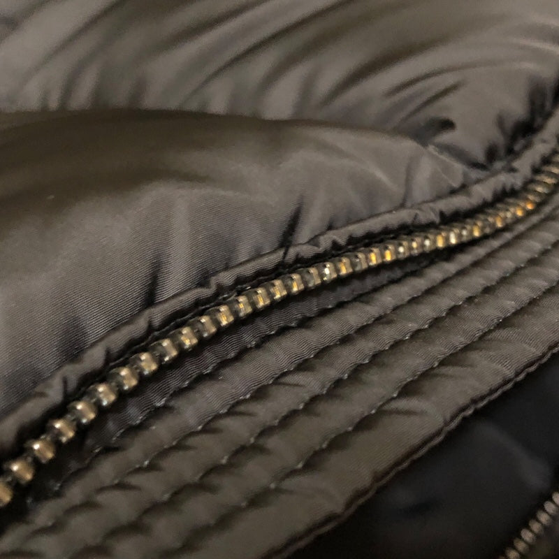 プラダ PRADA トライアングルロゴ ダウンベスト SGJ119 ブラック ナイロン メンズ ダウンベスト