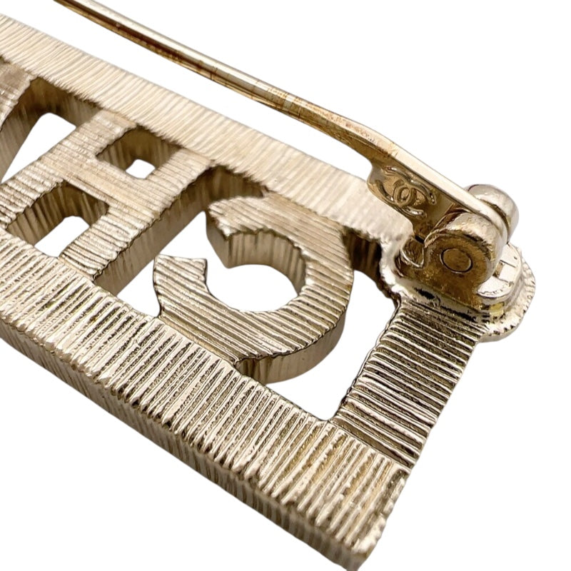 シャネル CHANEL ロゴ ブローチ ゴールド メタル・ストラス レディース ブローチ