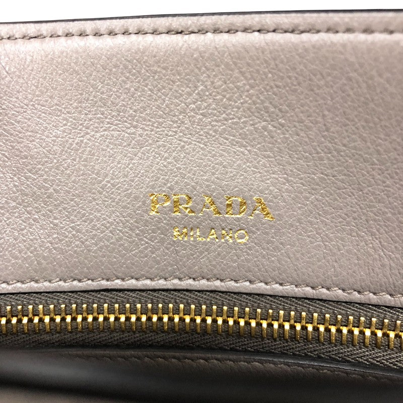 プラダ PRADA エンボスロゴ ハンドバッグ 1BA579 グレージュ ゴールド金具 グレースカーフ レディース トートバッグ