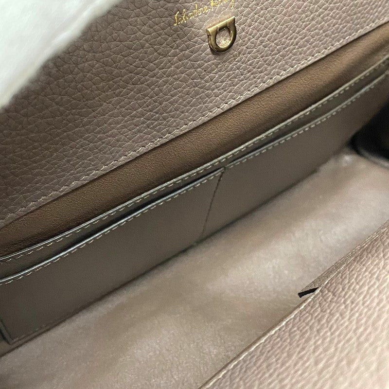 サルヴァトーレ・フェラガモ Salvatore Ferragamo スタジオバッグ 21H159 グレージュ レザー レディース ハンドバッグ ショルダーバッグ