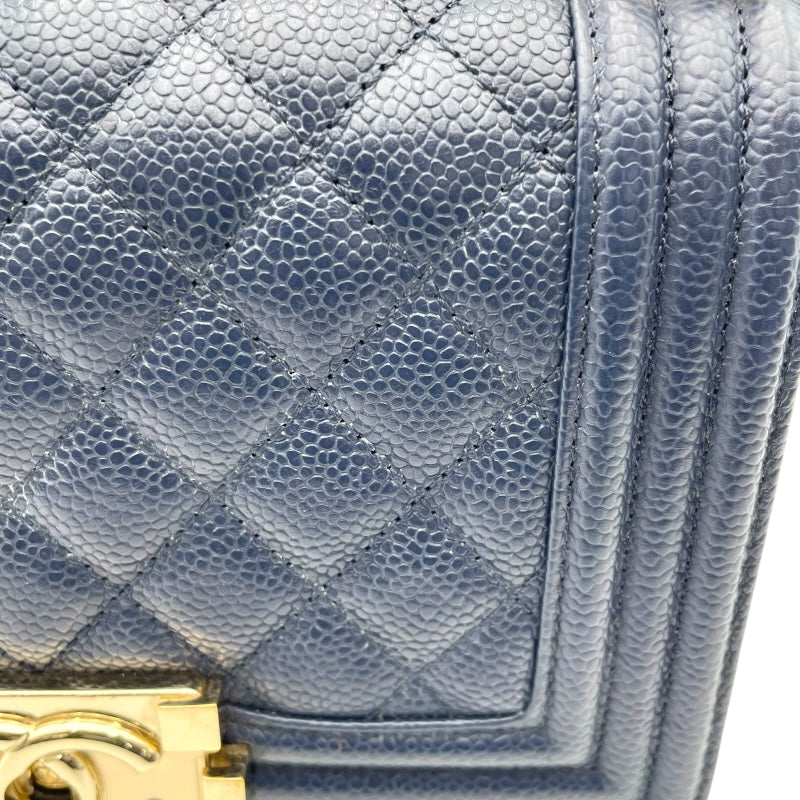 シャネル CHANEL ボーイシャネル20 A67085 28番台 ネイビー　ゴールド金具 キャビアスキン レディース ショルダーバッグ