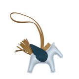 エルメス HERMES ロデオペガサスPM Z刻 ブループリュム/セサミ/ヴェール アニョーミロ ユニセックス キーホルダー