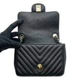 シャネル CHANEL チェーンショルダーバッグ Vステッチ 23番台 ブラック GD金具 ラム レディース ショルダーバッグ