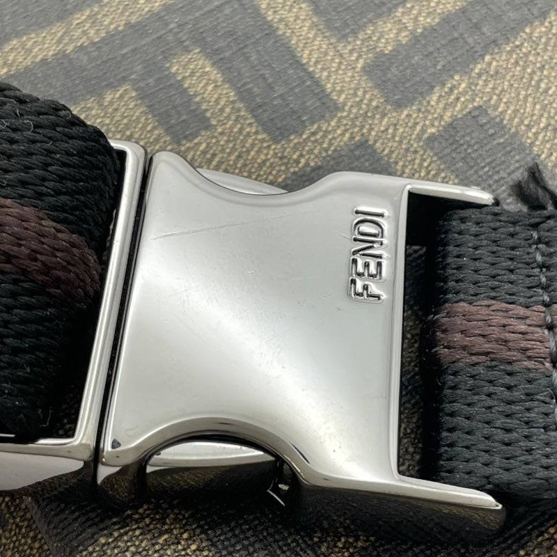 フェンディ FENDI ズッカ柄 ボディバッグ 7VA280 カーキ PVC メンズ