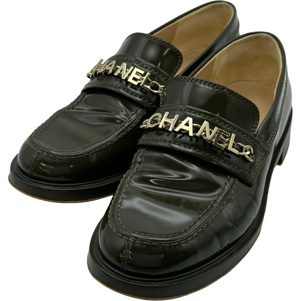 シャネル CHANEL ロゴプレートパテントローファー G37430 カーキ シャネル CHANEL ロゴプレートパテントローファー G37430 カーキ