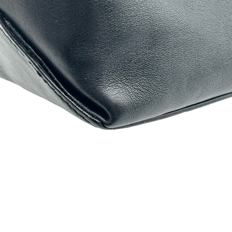 シャネル CHANEL エッセンシャルトート A46880 12番台 ブラック レザー