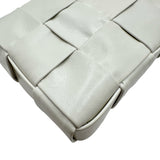 ボッテガ・ヴェネタ BOTTEGA VENETA スモールカセットショルダーバッグ 717587 ホワイト シルバー金具 レザー レディース ショルダーバッグ