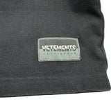 ヴェトモン VETEMENTS フロントロゴプリント半袖Tシャツ ブラック コットン メンズ 半袖Ｔシャツ
