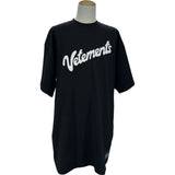 ヴェトモン VETEMENTS フロントロゴプリント半袖Tシャツ ブラック コットン メンズ 半袖Ｔシャツ