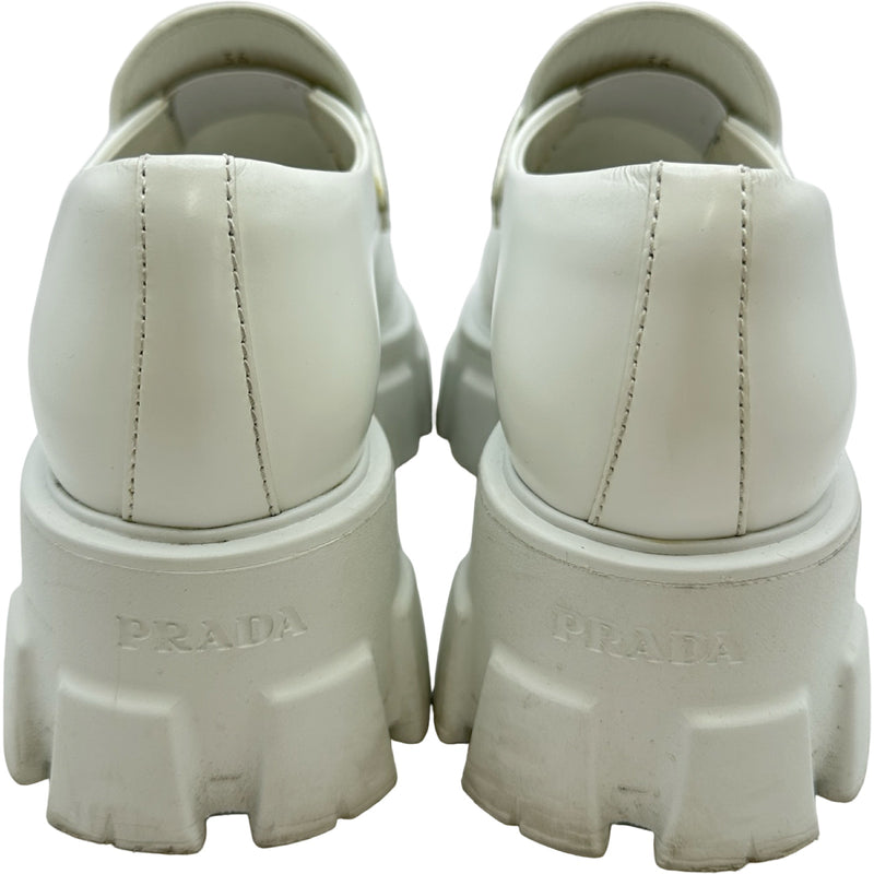 プラダ PRADA モノリス トライアングルロゴローファー ホワイト レザー