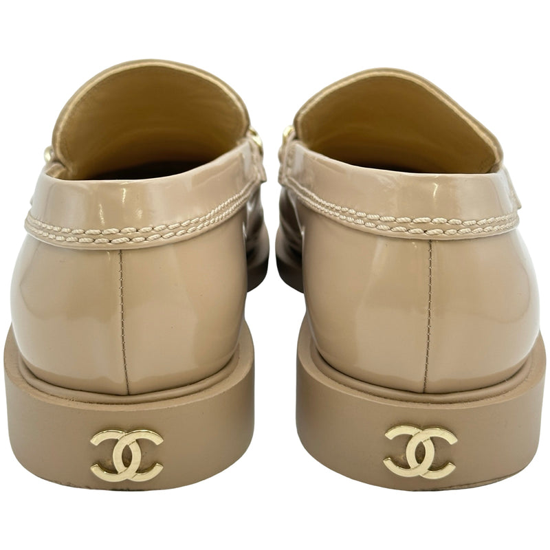 CHANEL ベージュ キルティング ローファー シャネル CHANEL ココマークチェーンロゴローファー G37430 ベージュ