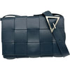 ボッテガ・ヴェネタ BOTTEGA VENETA マキシイントレチャートカセットショルダーバッグ ネイビー レザー ユニセックス ショルダーバッグ