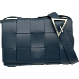 ボッテガ・ヴェネタ BOTTEGA VENETA マキシイントレチャートカセットショルダーバッグ ネイビー レザー ユニセックス ショルダーバッグ