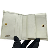 プラダ PRADA トライアングルロゴコンパクトウォレット 1MV021 ホワイト ゴールド金具 サフィアーノ レディース 二つ折り財布