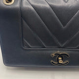 シャネル CHANEL Vステッチラージブラックバッグ 24726323 ブラック　ゴールド金具 カーフ レディース ショルダーバッグ