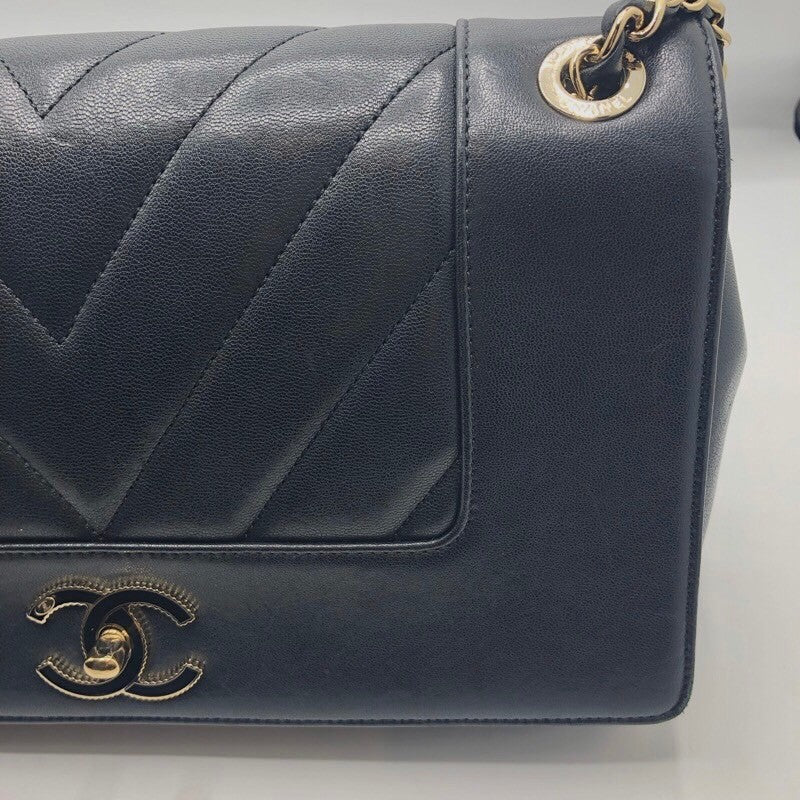 シャネル CHANEL Vステッチラージブラックバッグ 24726323 ブラック　ゴールド金具 カーフ レディース ショルダーバッグ