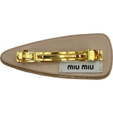 ミュウミュウ miu miu ロゴヘアクリップ ピンクベージュ/ゴールド金具 パテント アクセサリー