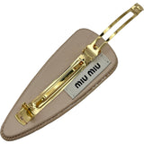 ミュウミュウ miu miu ロゴヘアクリップ ピンクベージュ/ゴールド金具 パテント アクセサリー