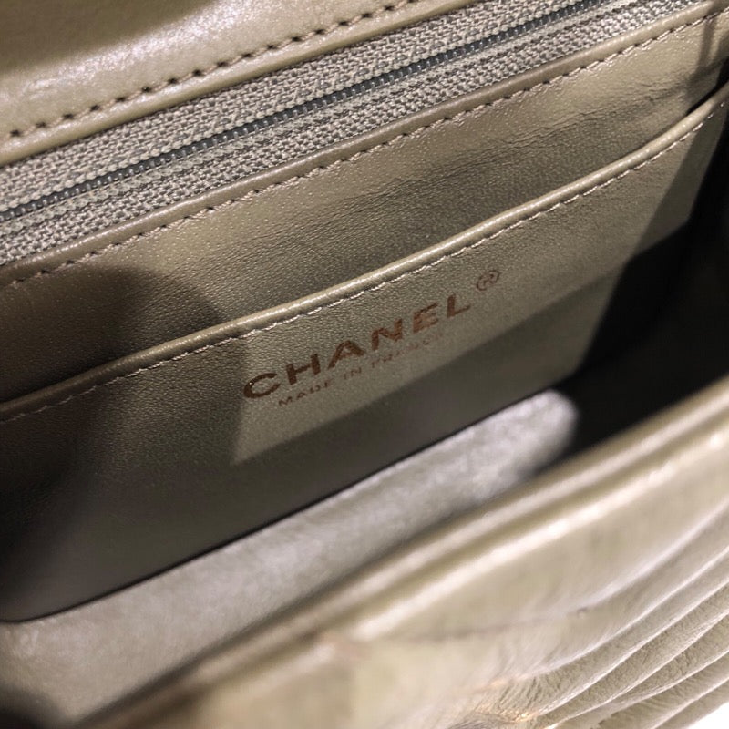 シャネル CHANEL ミニマトラッセ17 Vステッチ A35200 23番台 カーキ ゴールド金具 カーフレザー レディース チェーンショルダーバッグ