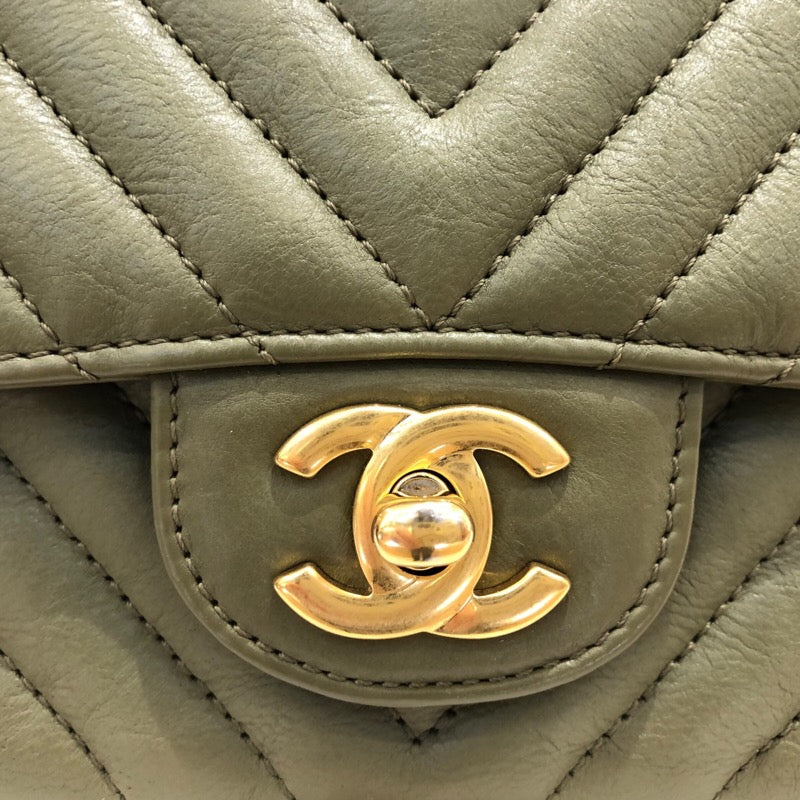 シャネル CHANEL ミニマトラッセ17 Vステッチ A35200 23番台 カーキ ゴールド金具 カーフレザー レディース チェーンショルダーバッグ