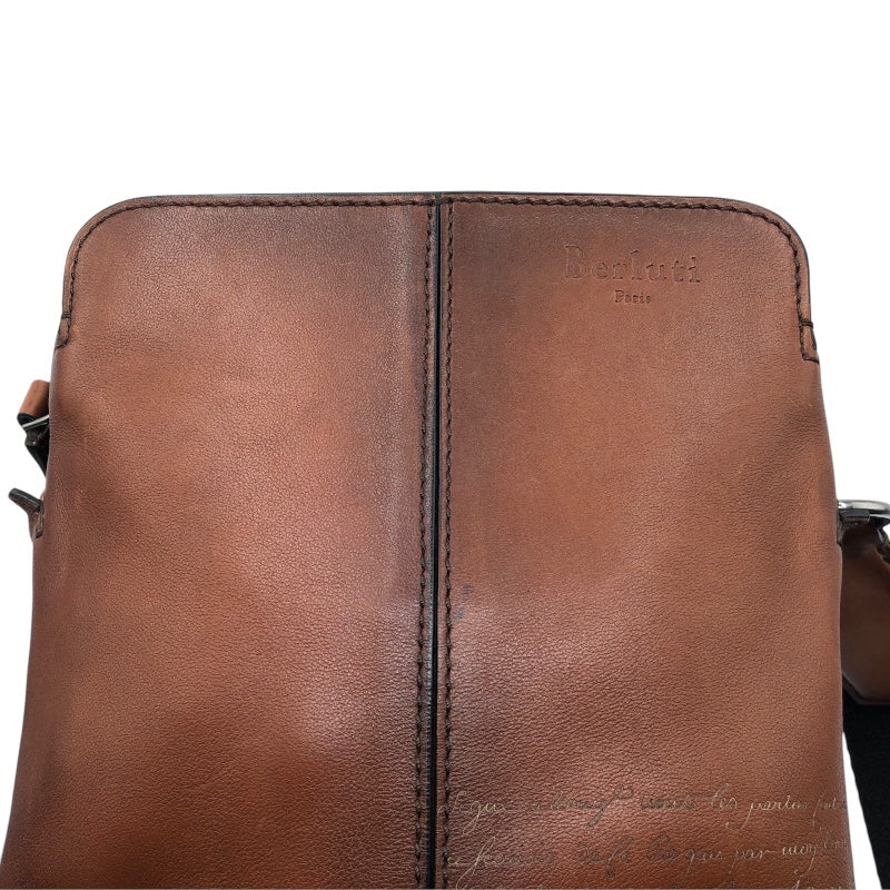 ベルルッティ Berluti モノリスPM ブラウン　SV金具 スクリットカリグラフィ メンズ ショルダーバッグ