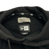 ヨウジヤマモト YOHJI YAMAMOTO POUR x NEW ERA ロゴ刺繡プルオーバーパーカー HK-T16-075 ブラック コットン メンズ パーカー