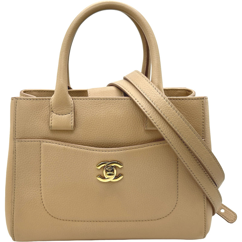 美品 CHANEL シャネル キャビアスキン ネオエグゼクティブ トート シャネル CHANEL ネオエグゼクティブトート A69930 23番台 ベージュ系
