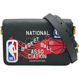 ルイ・ヴィトン LOUIS VUITTON LV×NBA ステゥディオ・メッセンジャーバッグ M58498 ブラック モノグラム・アンプラント メンズ メッセンジャーバッグ