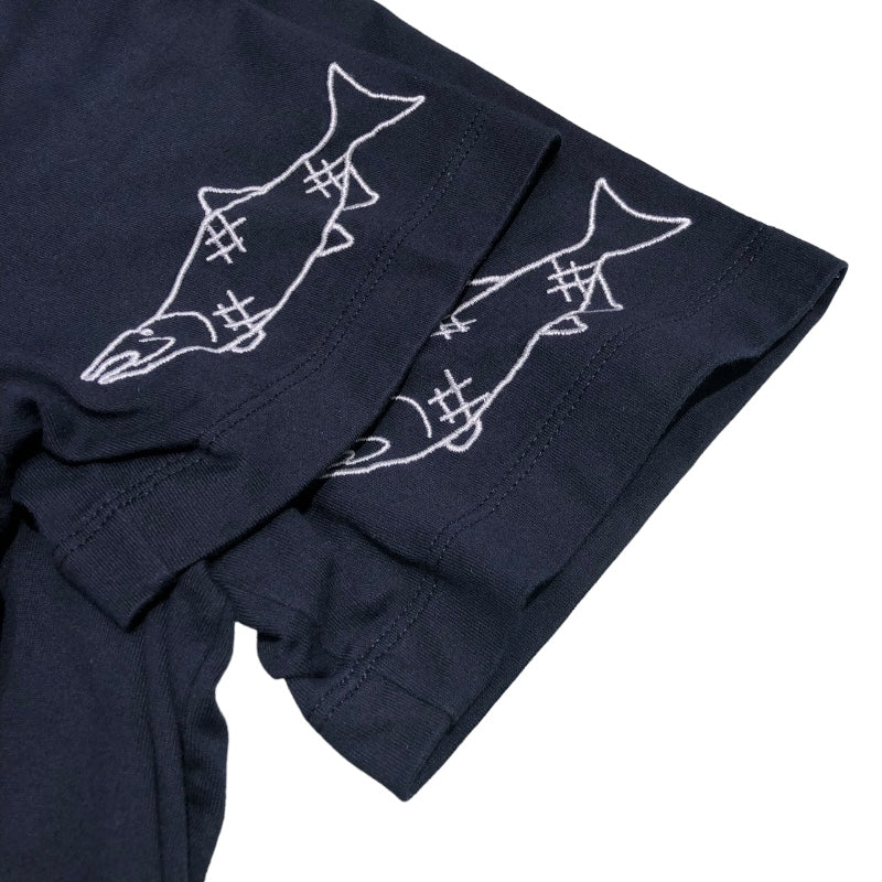 トムブラウン THOM BROWNE Bear&Saimon 刺繍デザインTシャツサイズ2(M) MUJS160E コットン 本体:綿100％ リブ部分:綿97% ポリウレタン3% メンズ 半袖Ｔシャツ