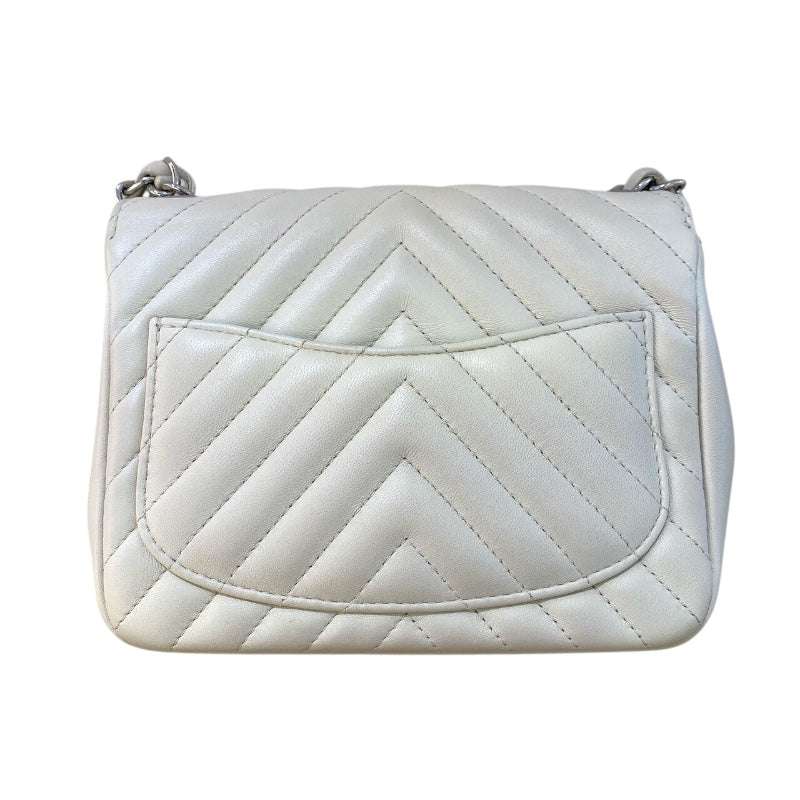 シャネル CHANEL ミニマトラッセ A35200 アイボリー　シルバー金具 カーフ レディース ショルダーバッグ