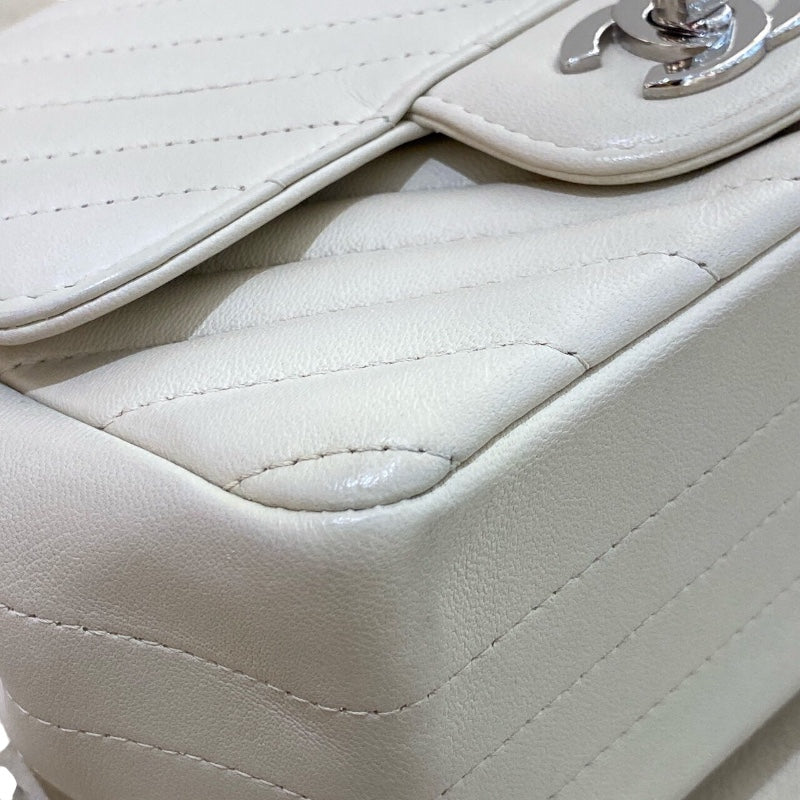 シャネル CHANEL ミニマトラッセ A35200 アイボリー　シルバー金具 カーフ レディース ショルダーバッグ