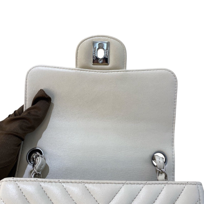 シャネル CHANEL ミニマトラッセ A35200 アイボリー　シルバー金具 カーフ レディース ショルダーバッグ