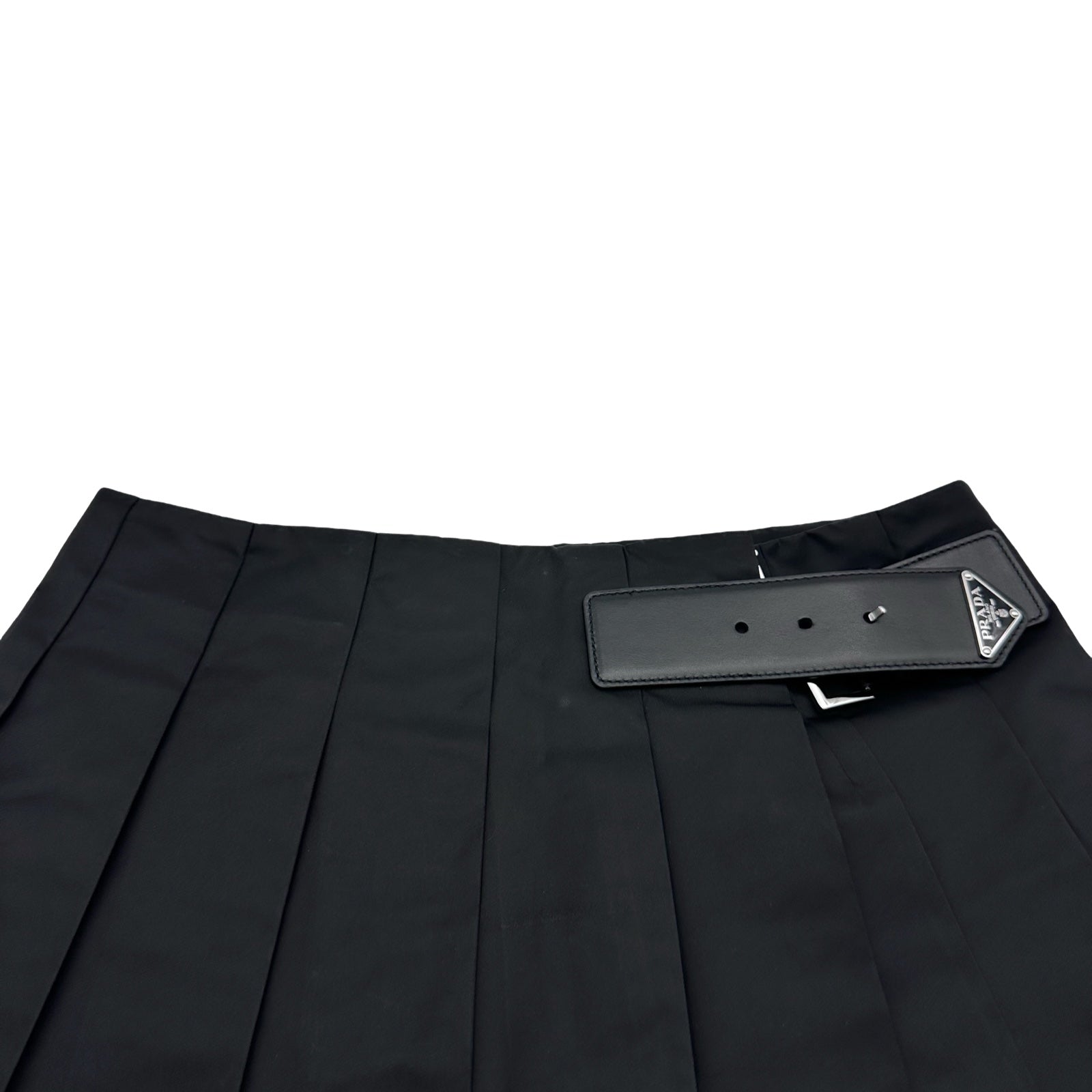 プラダ PRADA Re‐Nylon トライアングルロゴ ミニスカート 21H922