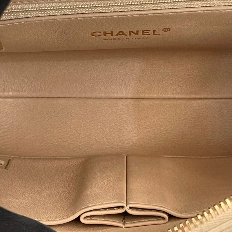 シャネル CHANEL Vステッチフラップ 26番台 アイボリー/ゴールド金具 カーフ レディース ショルダーバッグ