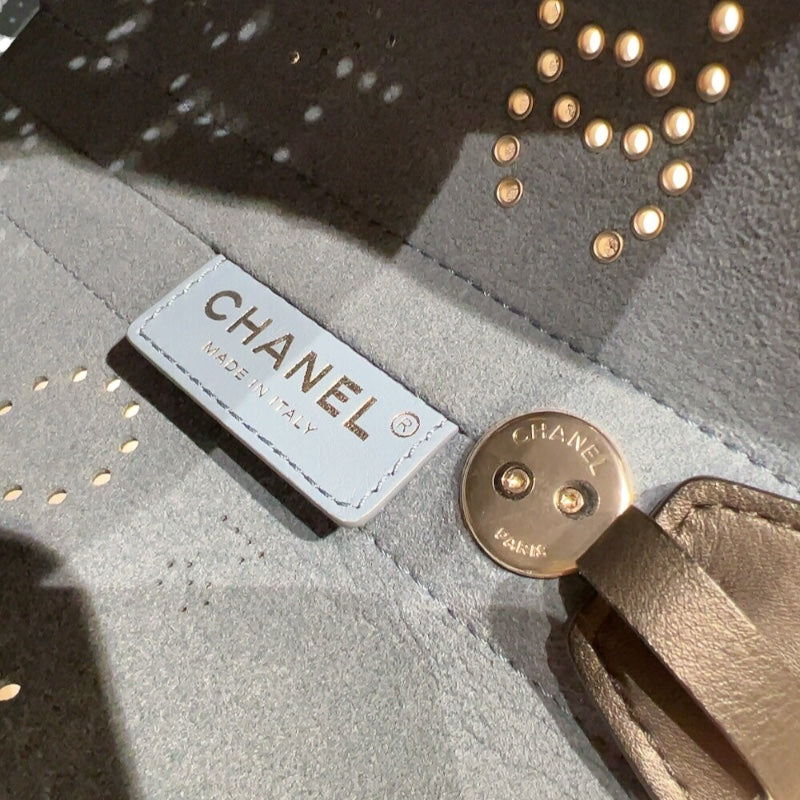 シャネル CHANEL ロゴパンチング　チェーンショルダーバッグ ブラック　シルバー金具 カーフスキン レディース ショルダーバッグ