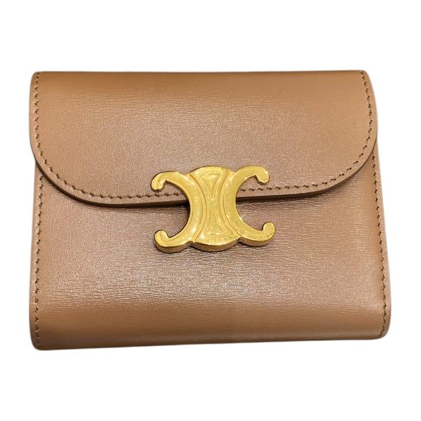 CELINE トリオンフ キャメルカラー 三つ折りミニウォレット セリーヌ CELINE ｽﾓｰﾙ ﾌﾗｯﾌﾟｳｫﾚｯﾄ ﾄﾘｵﾝﾌ 10D783 キャラメル/ゴールド