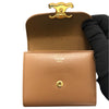 セリーヌ CELINE ｽﾓｰﾙ ﾌﾗｯﾌﾟｳｫﾚｯﾄ ﾄﾘｵﾝﾌ 10D783 キャラメル/ゴールド金具 シャイニーカーフ レディース 三つ折り財布