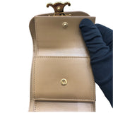 セリーヌ CELINE ｽﾓｰﾙ ﾌﾗｯﾌﾟｳｫﾚｯﾄ ﾄﾘｵﾝﾌ 10D783 キャラメル/ゴールド金具 シャイニーカーフ レディース 三つ折り財布