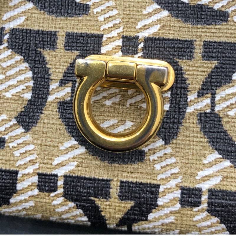 サルヴァトーレ・フェラガモ Salvatore Ferragamo ガンチーニロングウォレット 22D877 ベージュ コーティングキャンバス レディース 長財布