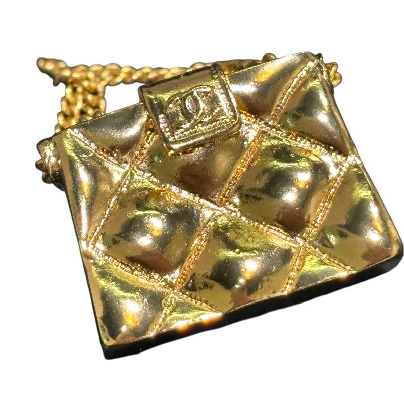美品✨CHANEL シャネル　ブローチ　ココマーク　バッグ　マトラッセ　ゴールド シャネル CHANEL ココマークマトラッセバッグブローチ ゴールド メタル