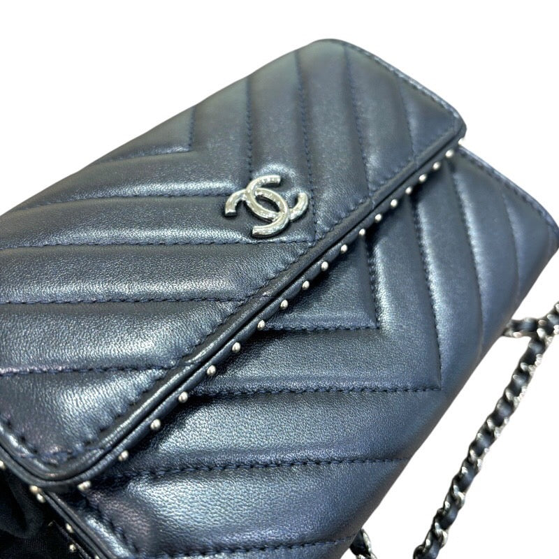 シャネル CHANEL スタッズチェーンウォレット 26番台 ネイビー×シルバー金具 ラム レディース 二つ折り財布